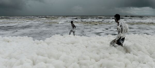 Дети играют в волнах - 俄罗斯卫星通讯社