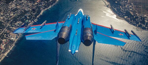 Российский многоцелевой всепогодный сверхзвуковой тяжелый истребитель Су-27 пилотажной группы Русские витязи - 俄罗斯卫星通讯社