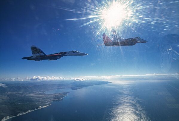 Пара МиГ-29 и Су-27 пилотажных групп Стрижи и Русские витязи над черным морем - 俄羅斯衛星通訊社