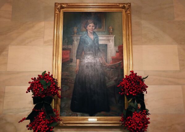 Портрет бывшей первой леди США Лоры Буш в рождественских декорациях в Белом доме  - 俄羅斯衛星通訊社