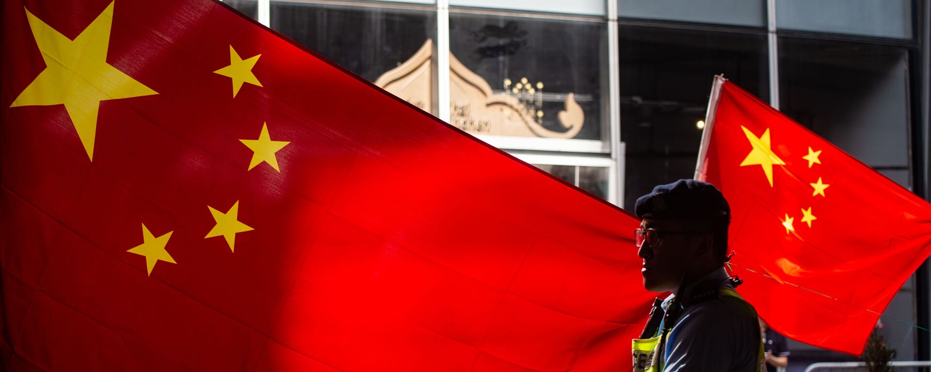 Полицейский на фоне китайских флагов в Гонконге - 俄罗斯卫星通讯社, 1920, 11.12.2020