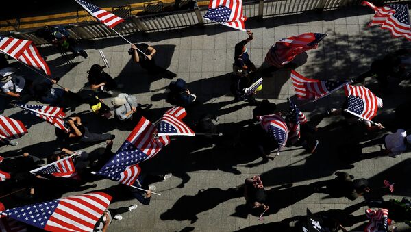 Демонстранты с флагами США в Гонконге.  - 俄羅斯衛星通訊社