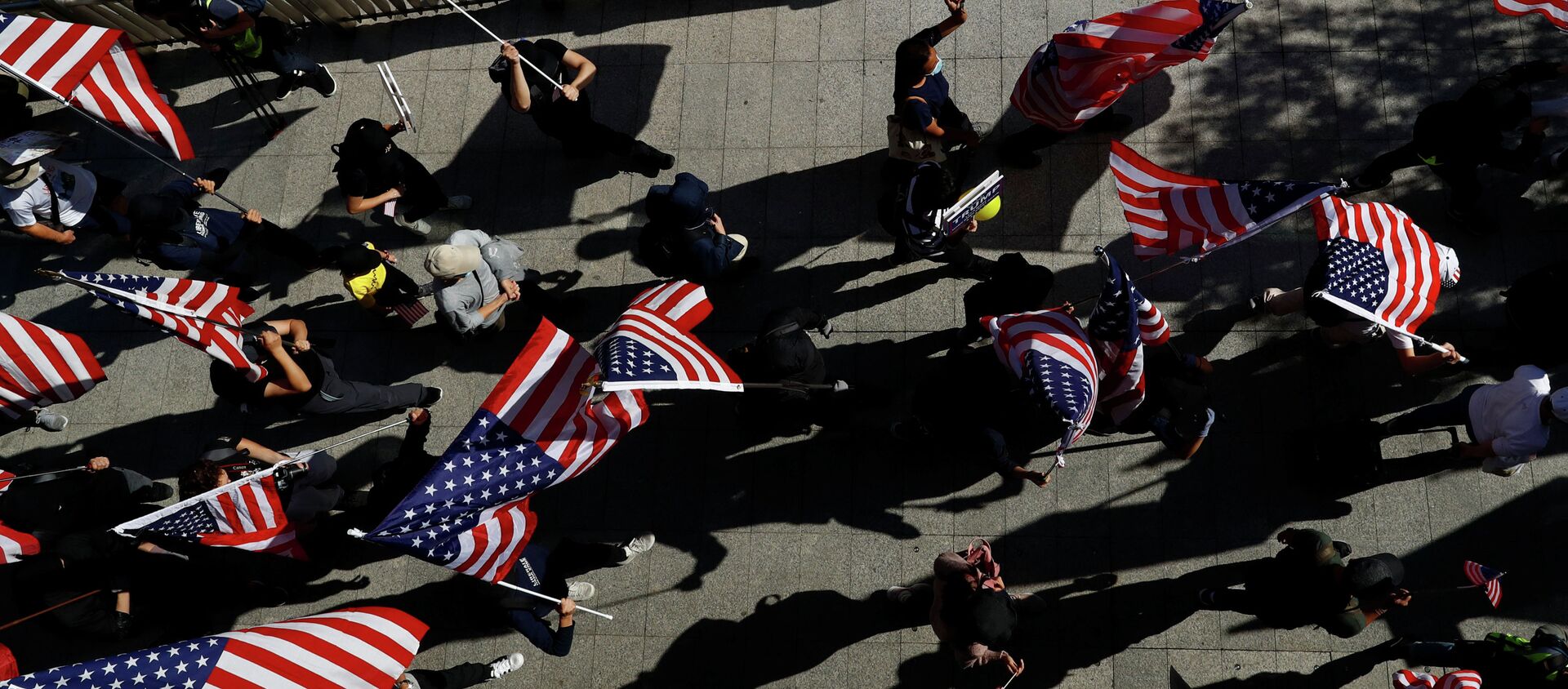 Демонстранты с флагами США в Гонконге.  - 俄羅斯衛星通訊社, 1920, 16.07.2021