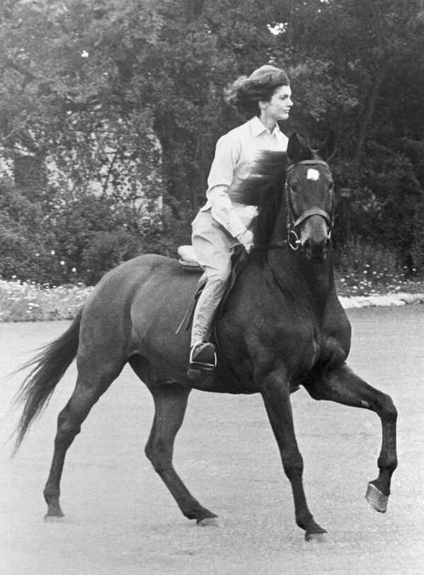 一起骑马：国家元首夫人—骑马爱好者 - 俄罗斯卫星通讯社