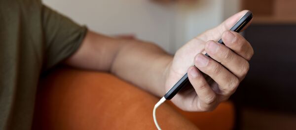 Человек с телефоном в руке - 俄罗斯卫星通讯社