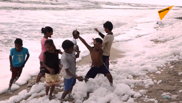 有毒白色泡沫覆蓋印度海灘 - 俄羅斯衛星通訊社