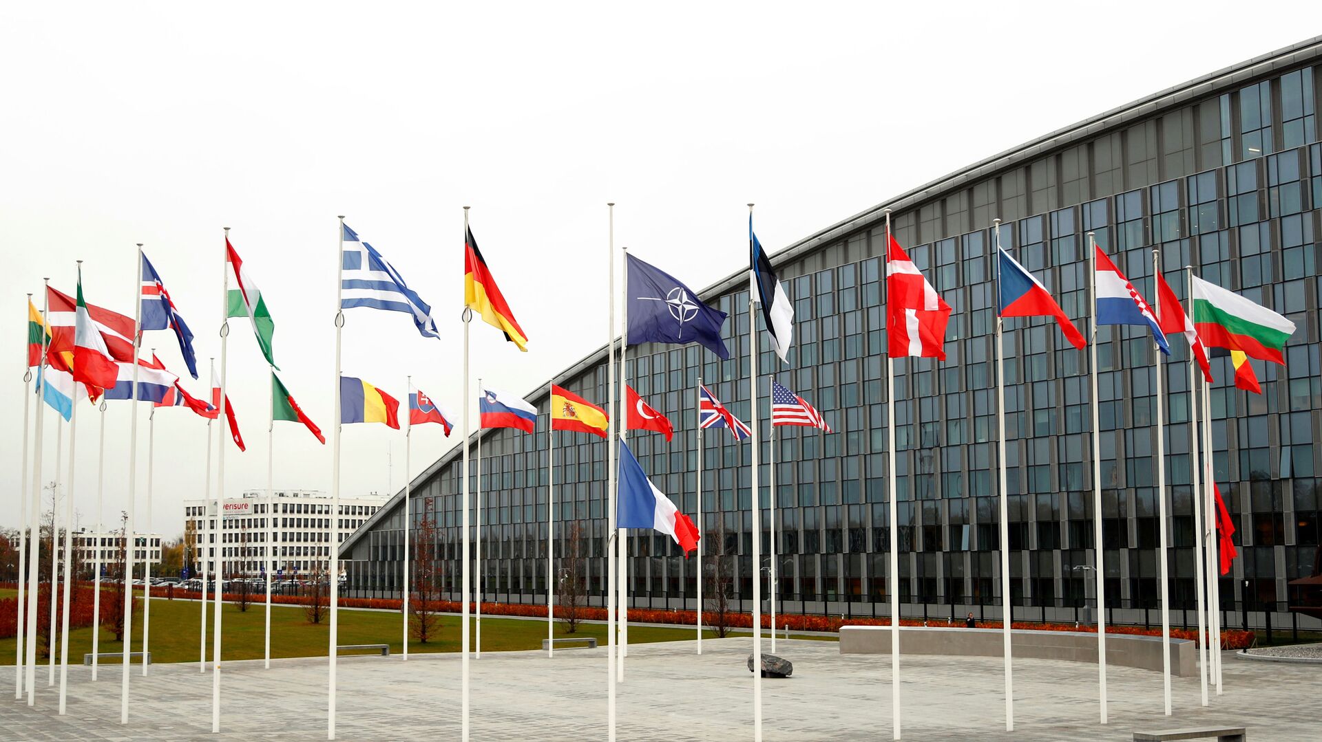 Флаги стран-членов НАТО перед штаб-квартирой Альянса в Брюсселе, Бельгия - 俄罗斯卫星通讯社, 1920, 18.01.2022