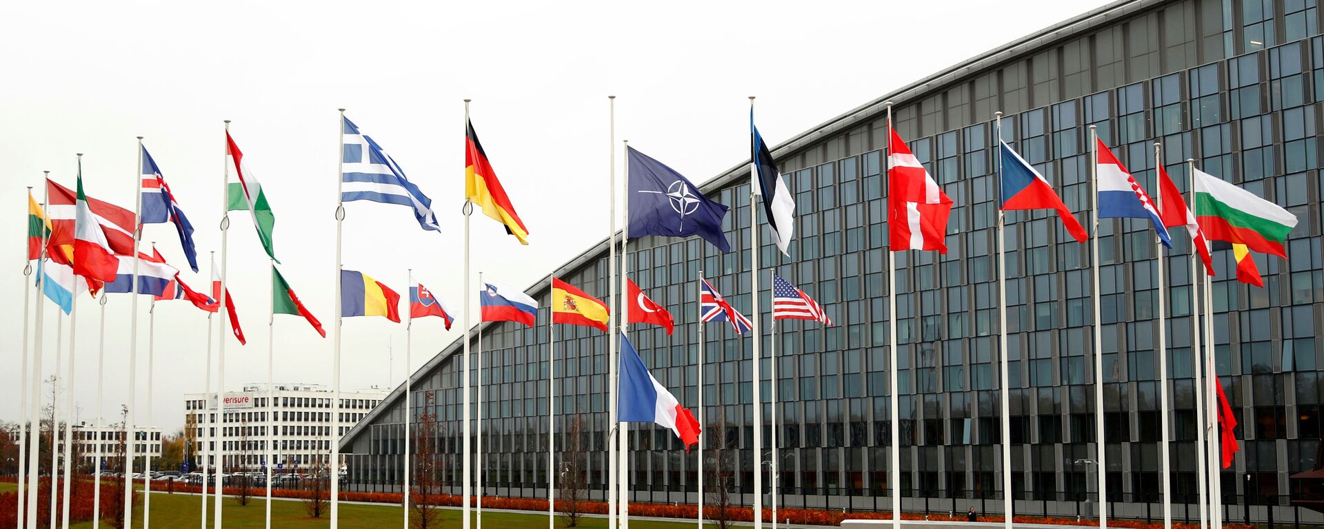 Флаги стран-членов НАТО перед штаб-квартирой Альянса в Брюсселе, Бельгия - 俄羅斯衛星通訊社, 1920, 11.12.2020