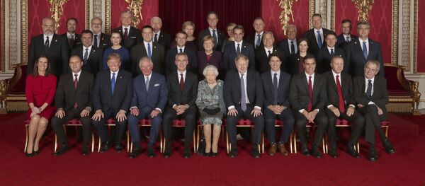 Королева Великобритании Елизавета II, принц Чарльз, генеральный секретарь и лидеры стран НАТО во время приема в Букингемском дворце в Лондоне - 俄罗斯卫星通讯社