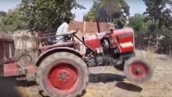 Видео: трактор встал на дыбы и сбросил водителя - 俄罗斯卫星通讯社