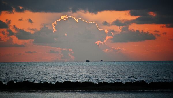 Вид на море с берега одного из Мальдивских островов на закате - 俄羅斯衛星通訊社