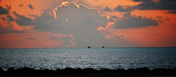 Вид на море с берега одного из Мальдивских островов на закате Вид на море с берега одного из Мальдивских островов на закате - 俄羅斯衛星通訊社