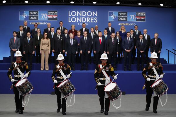伦敦北约峰会：礼物、微笑和抗议 - 俄罗斯卫星通讯社
