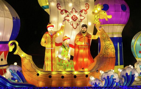 看到這些歌舞，看到中國做的這些燈，因為這些燈啊，也反映著中國的傳統習俗、一些文化，那就可以瞭解中國 - 俄羅斯衛星通訊社