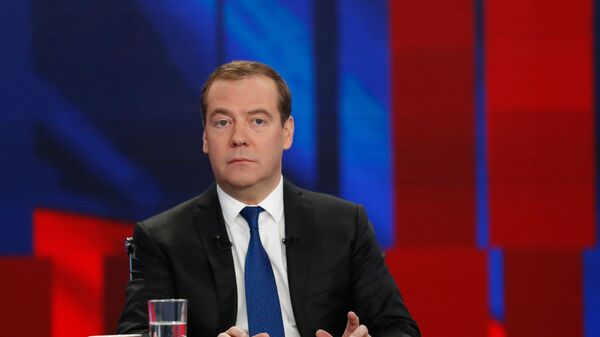 Премьер-министр России Дмитрий Медведев во время интервью российским телеканалам - 俄罗斯卫星通讯社