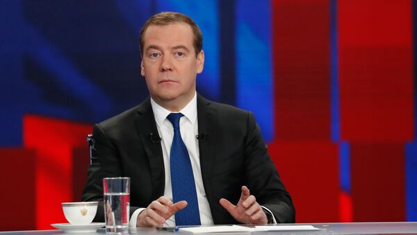 Премьер-министр России Дмитрий Медведев во время интервью российским телеканалам - 俄羅斯衛星通訊社