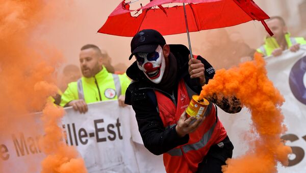 Мужчина в маске клоуна с дымовой шашкой во время протеста против пенсионной реформы в Марселе, Франция - 俄罗斯卫星通讯社
