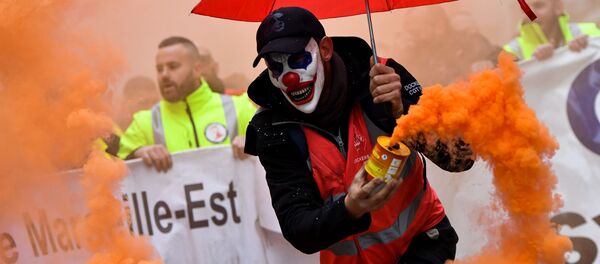 Мужчина в маске клоуна с дымовой шашкой во время протеста против пенсионной реформы в Марселе, Франция - 俄罗斯卫星通讯社