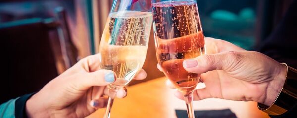 Бокалы с шампанским - 俄羅斯衛星通訊社