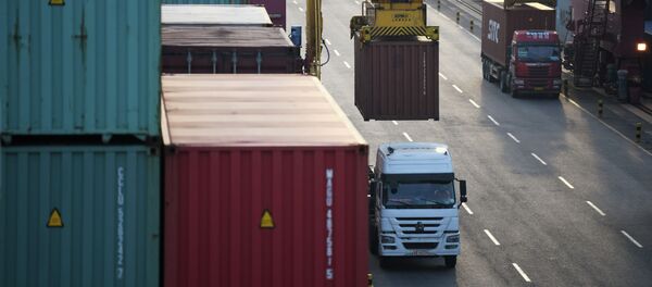 Погрузка торговых контейнеров в порту Погрузка торговых контейнеров в порту - 俄罗斯卫星通讯社