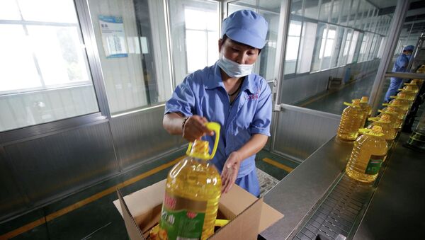 Рабочий распаковывает соевое масло, импортированное из США - 俄罗斯卫星通讯社