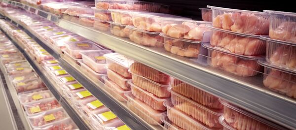 Куриное филе на полках в магазине - 俄罗斯卫星通讯社