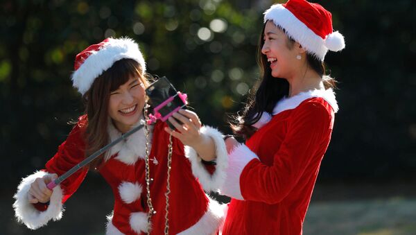 Девушки в костюмах Санта-Клаусов фотографируются во время благотворительного забега Tokyo Santa Run в Чибе - 俄罗斯卫星通讯社