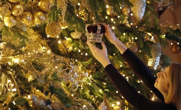 Рождественская елка полностью в золотом убранстве в Виндзорском замке, 2018 год  - 俄羅斯衛星通訊社