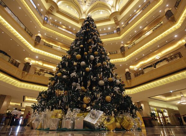 Рождественская ель стоимостью 11 млн долларов в убранстве из драгоценных камней в лобби отеля Emirates Palace в Абу-Даби, 2010 год - 俄羅斯衛星通訊社