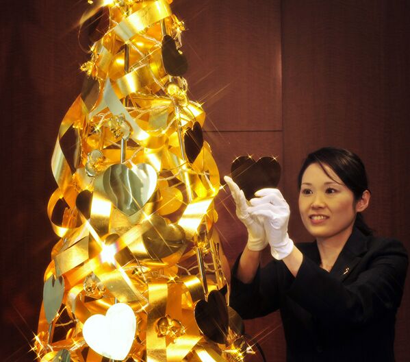 Рождественская золотая ель компании Tanaka Kikinzoku стоимостью 1.95 млн долларов в Токио  - 俄羅斯衛星通訊社