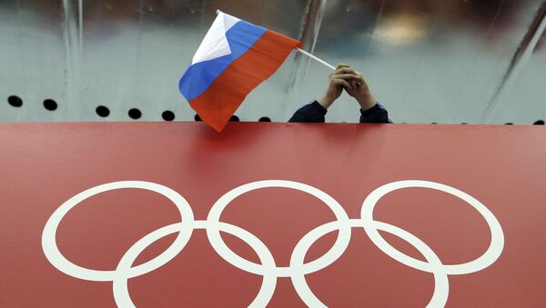 Российский флаг над олимпийской символикой на Олимпиаде в Сочи - 俄罗斯卫星通讯社