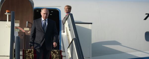 Владимир Путин сходит с трапа самолета - 俄罗斯卫星通讯社