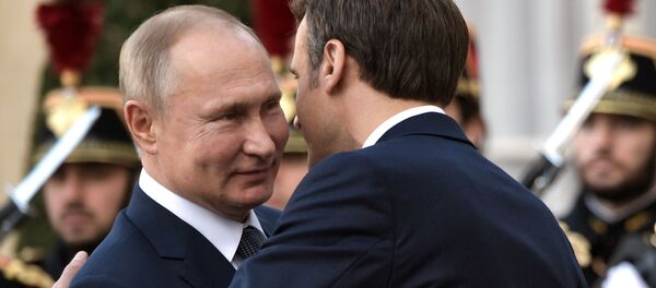 Президент РФ Владимир Путин во Францию и президент Франции Эммануэль Макрон на церемонии официальной встречи в Елисейском дворце - 俄羅斯衛星通訊社