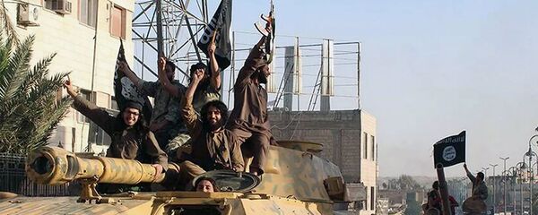 Боевики террористической группировки Исламское государство (ИГ, запрещена в России) в городе Ракка, Сирия - 俄罗斯卫星通讯社