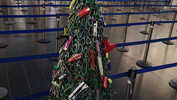 В аэропорту Вильнюса появилась елка из конфискованных предметов - 俄羅斯衛星通訊社