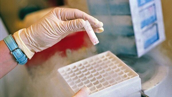 Образец эмбриональных стволовых клеток взят из жидкого азота в лаборатории в Женеве, Швейцария - 俄羅斯衛星通訊社