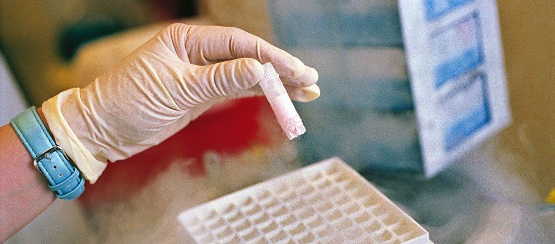 Образец эмбриональных стволовых клеток взят из жидкого азота в лаборатории в Женеве, Швейцария - 俄罗斯卫星通讯社, 1920, 19.10.2020
