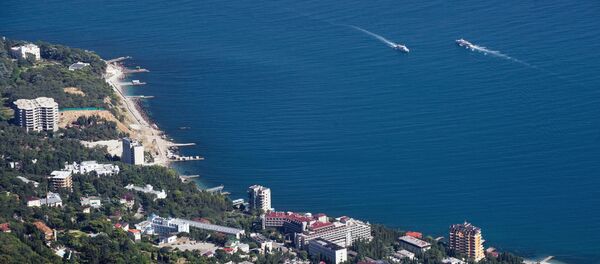 Вид на Черноморское побережье и поселок Мисхор с вершины горы Ай-Петри в Крыму - 俄罗斯卫星通讯社