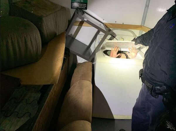 11名中國移民被發現藏在傢具和電器中 - 俄羅斯衛星通訊社