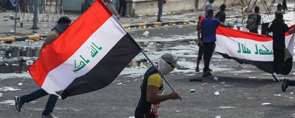 Протестующий с флагом в Ираке Протестующий с флагом в Ираке - 俄罗斯卫星通讯社