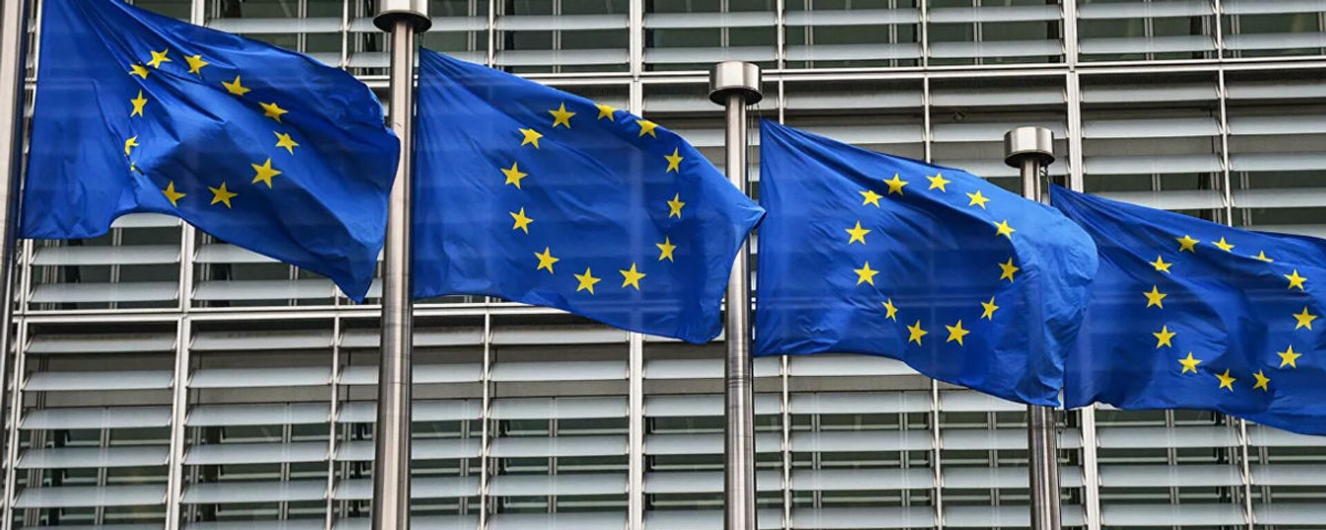 Флаги с символикой Евросоюза у здания Еврокомиссии в Брюсселе - 俄羅斯衛星通訊社, 1920, 21.06.2021