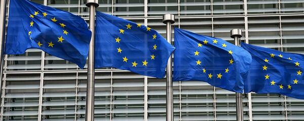 Флаги с символикой Евросоюза у здания Еврокомиссии в Брюсселе - 俄罗斯卫星通讯社