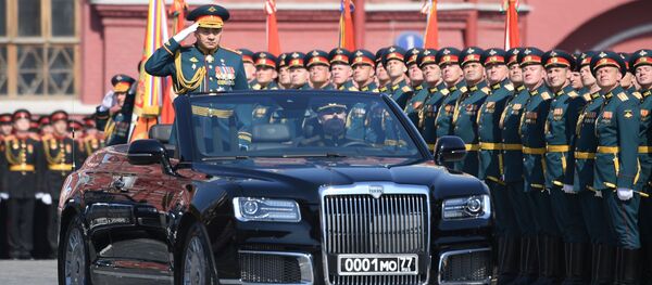 Министр обороны России Сергей Шойгу на автомобиле Aurus Senat на генеральной репетиции военного парада на Красной площади, посвященного 74-й годовщине Победы в Великой Отечественной войне - 俄羅斯衛星通訊社