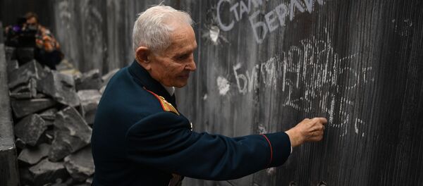 Ветеран Великой Отечественной войны Ростислав Дмитриевич Битянов наносит надпись на стену Рейхстага в историко-художественной панораме Битва за Берлин - 俄罗斯卫星通讯社