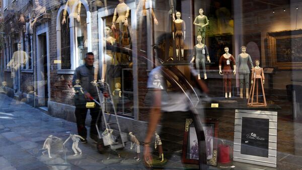 Отражение в витрине магазина на одной из улиц в Венеции - 俄罗斯卫星通讯社