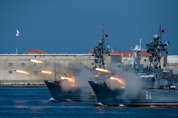 俄羅斯“科夫羅維茨”號和“伊萬·戈盧別茨”號掃雷艦參加在塞瓦斯托波爾舉行的海軍日慶祝活動。 - 俄羅斯衛星通訊社