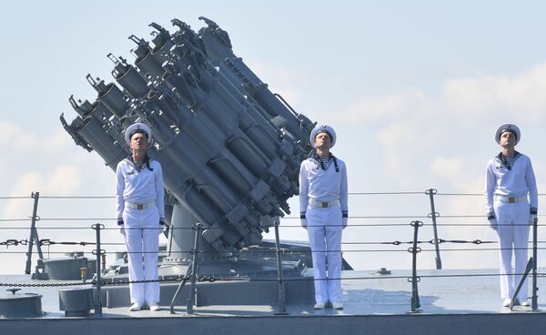 “烏連戈伊”號小型反潛艦船員參加在喀琅施塔得舉行的紀念海軍日閱兵彩排。 - 俄羅斯衛星通訊社
