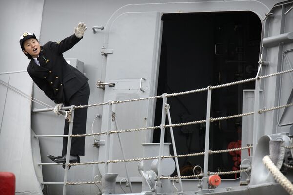 日本“涼月”號驅逐艦船員在中國青島港 。 - 俄羅斯衛星通訊社