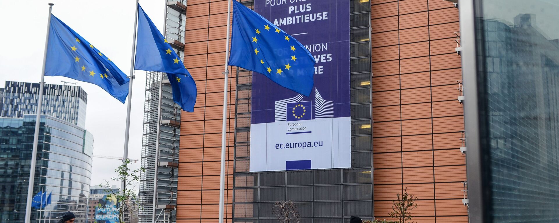 Флаги ЕС на фоне здания Европейского совета, где начинается двухдневный саммит лидеров Европейского Союза.  - 俄罗斯卫星通讯社, 1920, 29.05.2020