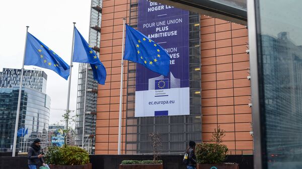 Флаги ЕС на фоне здания Европейского совета, где начинается двухдневный саммит лидеров Европейского Союза.  - 俄羅斯衛星通訊社